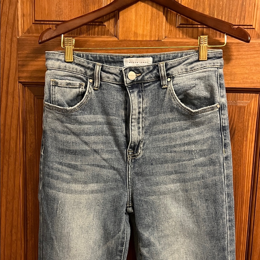 Women’s frayed hem jeans.